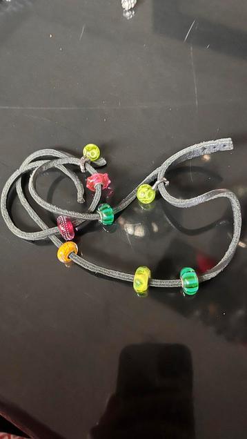 Leren armband met kralen beschikbaar voor biedingen