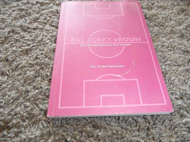 Leuk boekje: BAL ZOEKT VROUW, een inburgeringscursus, Boeken, Sportboeken, Nieuw, Balsport, Ophalen of Verzenden
