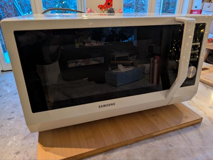Vrijstaande magnetron van Samsung CE137NM, Witgoed en Apparatuur, Magnetrons, Gebruikt, Vrijstaand, Magnetron, 45 tot 60 cm, Oven
