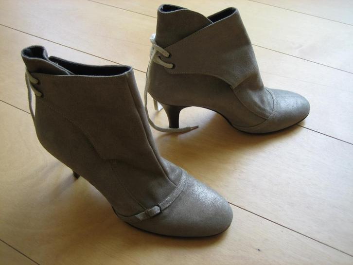 Exclusieve lichte leren enkellaarsjes ESSENTIEL 39 snazzeys, Kleding | Dames, Schoenen, Nieuw, Lage of Enkellaarzen, Beige, Verzenden