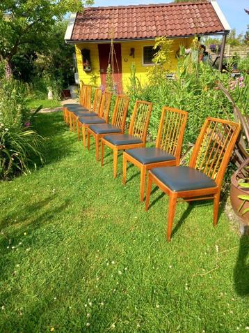 Acht retro mid century eetkamerstoelen beschikbaar voor biedingen