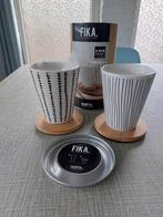 Gusta Fika koffiemokken met onderzetters, Huis en Inrichting, Keuken | Servies, Nieuw, Ophalen of Verzenden