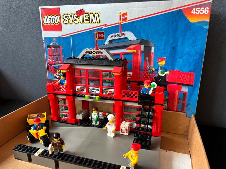 Lego system 4556 treinstaion (9v) incl.doos en beschrijving, Kinderen en Baby's, Speelgoed | Duplo en Lego, Zo goed als nieuw