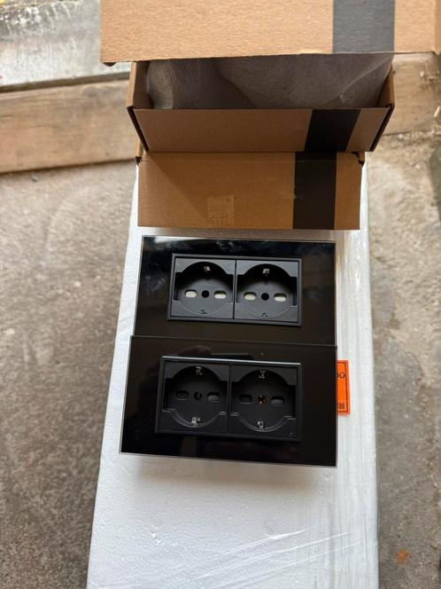 Twee Livolo zwart dubbele wandcontactdoos  LET OP GEEN NL **, Doe-het-zelf en Verbouw, Elektra en Kabels, Nieuw, Stopcontact, Ophalen of Verzenden