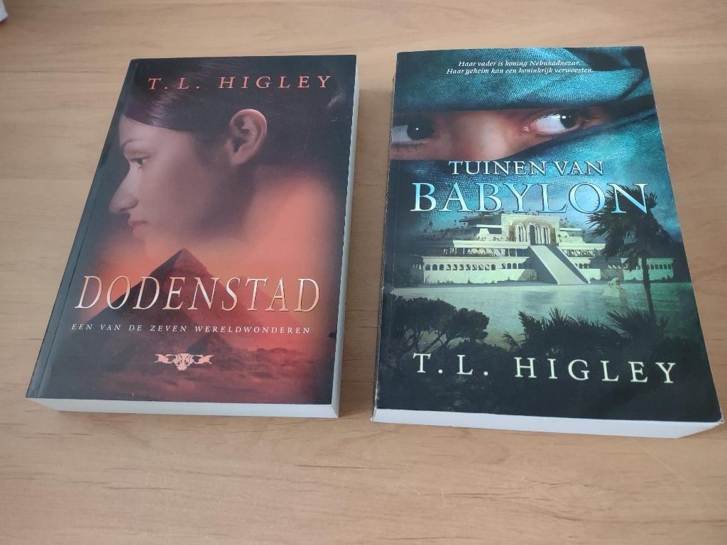 Dodenstad/Tuinen van Babylon- TL Higley, Ophalen of Verzenden, Gelezen