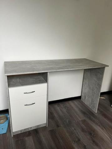 Bureau zo goed als nieuw beschikbaar voor biedingen