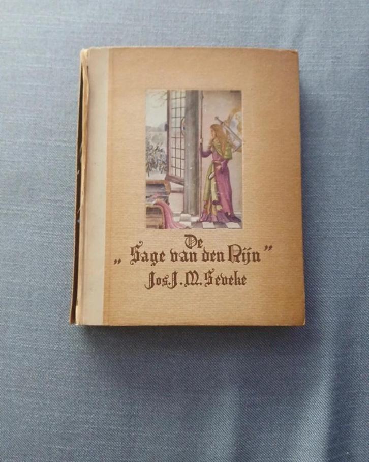 'De Sage van den Rijn' – Jos J.M. Seveke (1943), Boeken, Geschiedenis | Vaderland, Gelezen, 20e eeuw of later, Ophalen of Verzenden