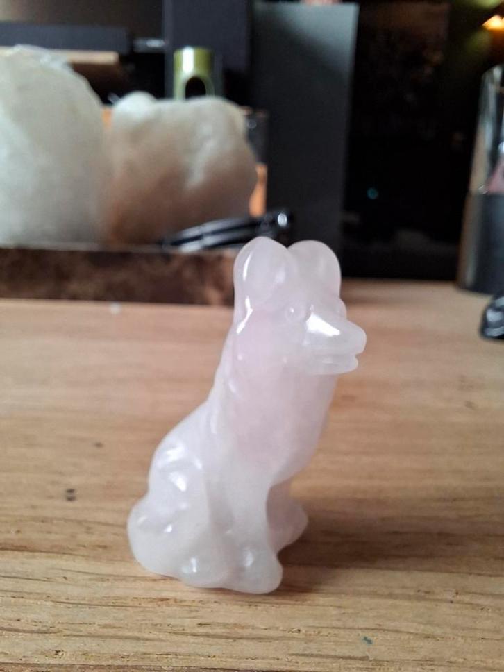 Rozenkwarts Carving - Hondje 4cm, Verzamelen, Mineralen en Fossielen, Ophalen of Verzenden