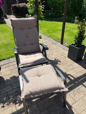 Ligstoel met hocker beschikbaar voor biedingen