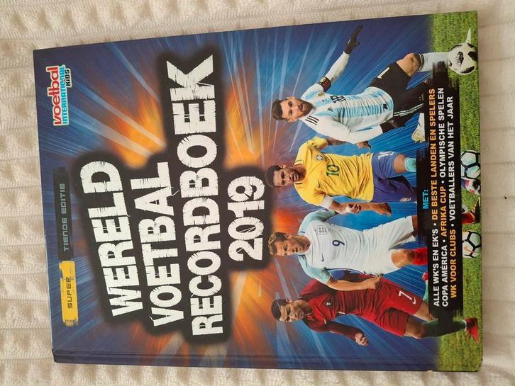 Keir Radnedge - Wereld voetbal recordboek 2019, Boeken, Kinderboeken | Jeugd | onder 10 jaar, Zo goed als nieuw, Non-fictie, Ophalen of Verzenden