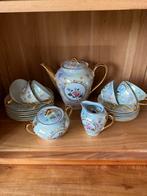 Antiek servies met bloemmotief op parelmoer ondergrond, Antiek en Kunst, Ophalen of Verzenden