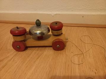 Houten karretje met bellen  beschikbaar voor biedingen