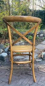 Houten stoel met gekruiste rug, Ophalen