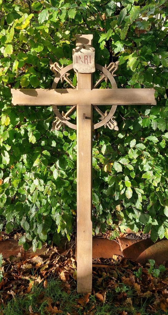 Groot houten kruis, crucifix hout kerk goud eiken I.N.R.I., Antiek en Kunst, Antiek | Religie, Ophalen