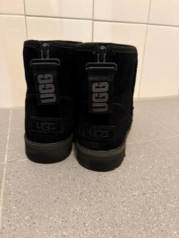 Ugg Classic mini logo zip (zwart) maat 37 beschikbaar voor biedingen