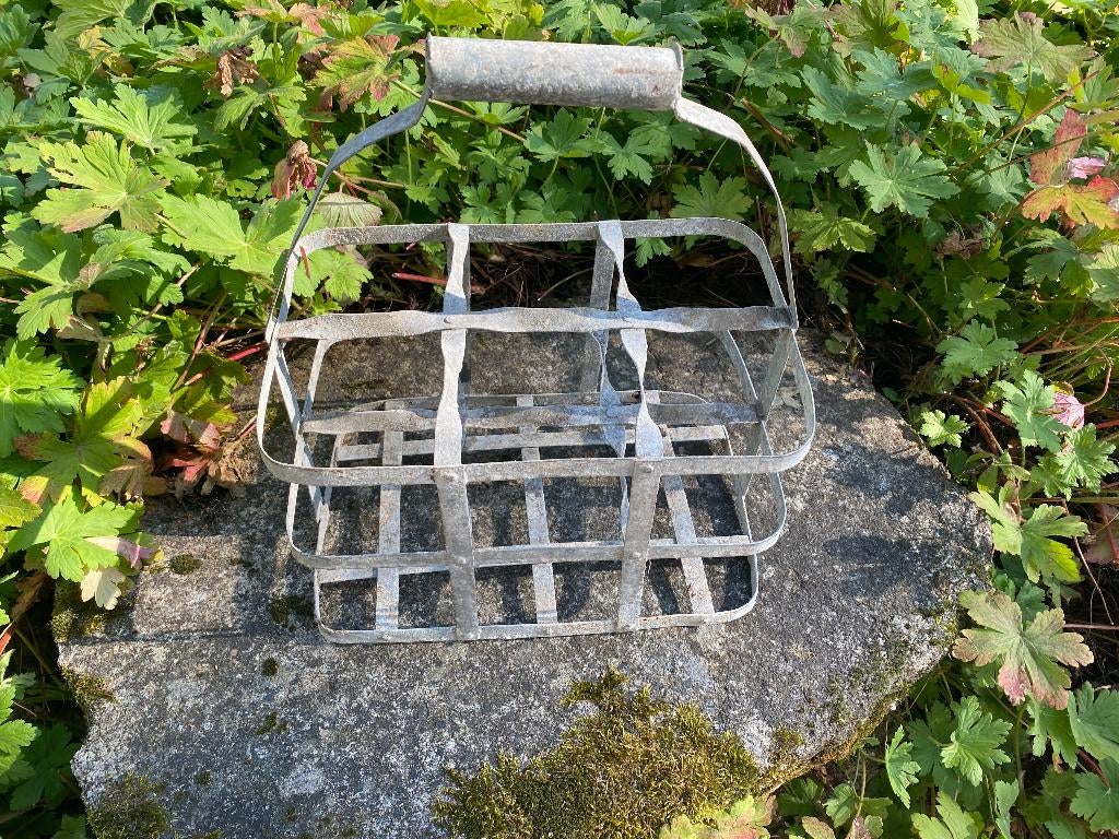 Brocante metalen flessenrek (voor 6 fl) houten handvat, Ophalen of Verzenden