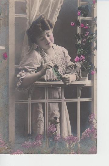 D622 oude ansichtkaart 1909 jonge vrouw op balkon met bloem