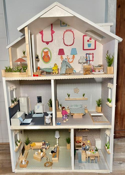 Te koop groot en gezellig poppenhuis, Kinderen en Baby's, Speelgoed | Poppenhuizen, Zo goed als nieuw, Ophalen