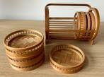 Vintage set van zes rieten onderzetters in houder, Ophalen of Verzenden, Zo goed als nieuw, Glas of Kopje
