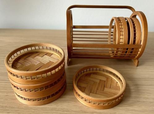 Vintage set van zes rieten onderzetters in houder, Huis en Inrichting, Woonaccessoires | Onderzetters, Zo goed als nieuw, Glas of Kopje