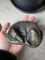 Prachtige liggende windhond steen, Verzamelen, Ophalen of Verzenden, Zo goed als nieuw, Dier