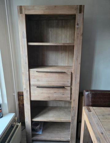 Houten kast met laden beschikbaar voor biedingen
