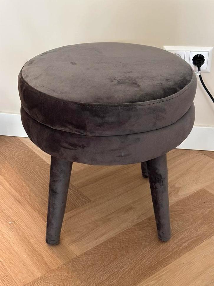 Grijs velvet krukje karwei, Huis en Inrichting, Krukjes, Zo goed als nieuw, Overige materialen, Ophalen of Verzenden