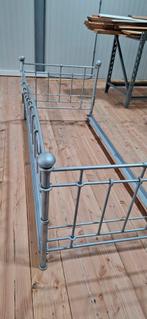 1 persoons bed uitvoering staal gelakt grijs zeer robust., Ophalen, Gebruikt, 90 cm, Eenpersoons
