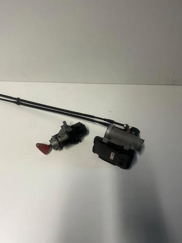 Piaggio yourban gasklephuis + contact slot  beschikbaar voor biedingen