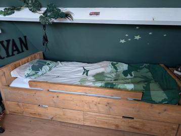 Stoer bed met lades beschikbaar voor biedingen