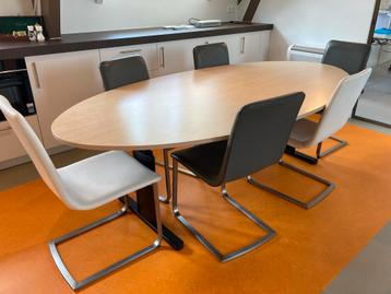 Weg voor weinig!Grote ovale tafel met zwart stalen onderstel beschikbaar voor biedingen