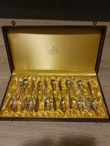 11 zilveren ( 835 ) theelepels fantasiebloemen beschikbaar voor biedingen