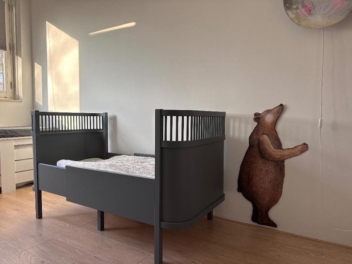 Sebra bed en commode zeer netjes, Kinderen en Baby's, Kinderkamer | Commodes en Kasten, Gebruikt, Commode, 105 cm of meer, 100 cm of meer