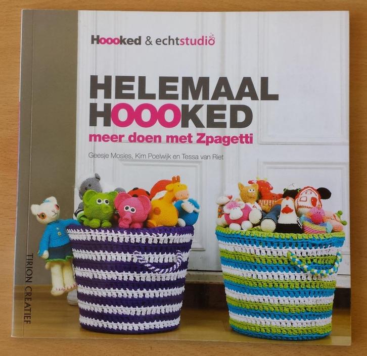 Haken - Helemaal Hoooked, meer doen met Zpagetti - 2012, Hobby en Vrije tijd, Breien en Haken, Gebruikt, Haken, Patroon of Boek