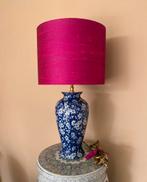 Blauwe Japanse vaas-lamp met fuchsia ruwe zijden lampenkap, Antiek en Kunst, Antiek | Lampen, Ophalen of Verzenden