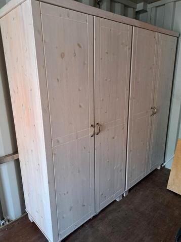 2 mooie kasten (kleding o.i.d.)