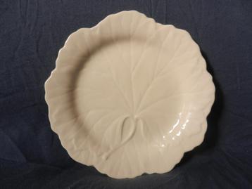 Wedgwood bord met relief bladmotief (cabbage leaf) ca 1970 beschikbaar voor biedingen