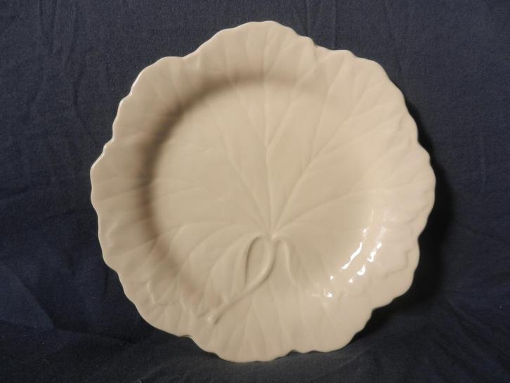 Wedgwood bord met relief bladmotief (cabbage leaf) ca 1970, Huis en Inrichting, Keuken | Servies, Zo goed als nieuw, Bord(en)
