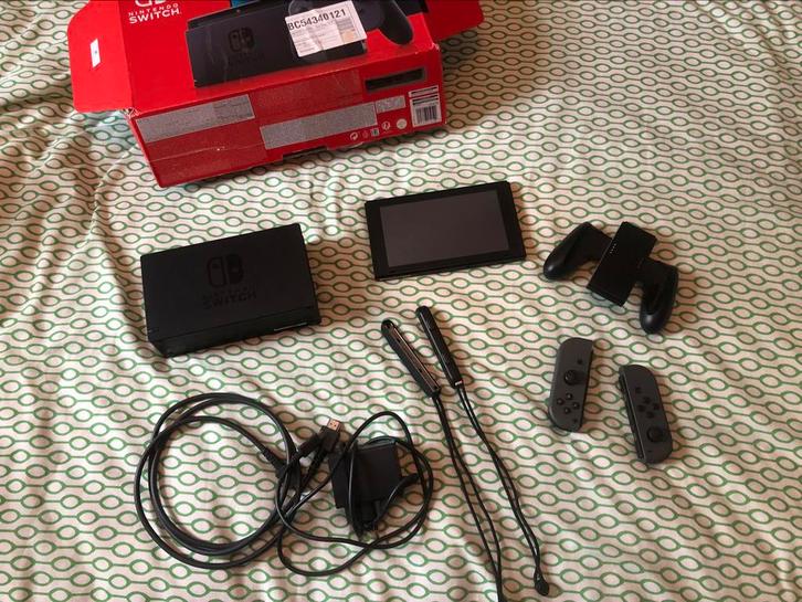 Switch V2 2019, Spelcomputers en Games, Spelcomputers | Nintendo Switch, Gebruikt, Switch 2019 Upgrade, Met 2 controllers, Ophalen