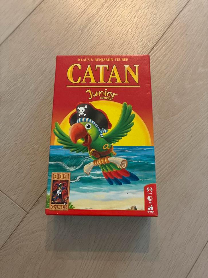 Catan Junior Compact - Leuk familiespel!, Hobby en Vrije tijd, Gezelschapsspellen | Bordspellen, Zo goed als nieuw, Drie of vier spelers