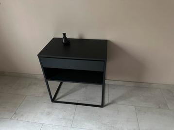 Zwart nachtkastje met lade beschikbaar voor biedingen