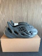 Adidas Yeezy Foam RNR Carbon - Maat 43, Kleding | Heren, Schoenen, Slippers, --, Zwart, Nieuw