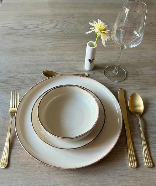 Te huur servies mediterrane stijl 20-delig met gouden bestek, Huis en Inrichting, Keuken | Servies, Zo goed als nieuw, Overige stijlen
