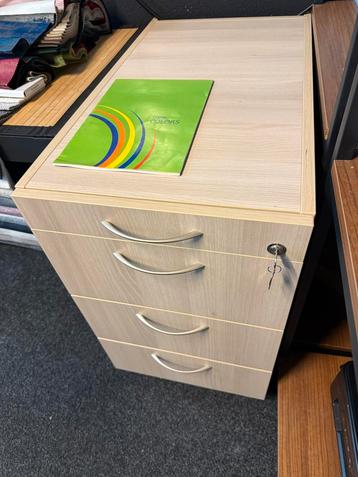 Ladekast met 4 laden beschikbaar voor biedingen