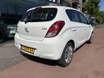 Hyundai i20 1.2i i-Deal navigatie airco apk (bj 2013), Euro 5, Gebruikt, Zwart, 4 cilinders