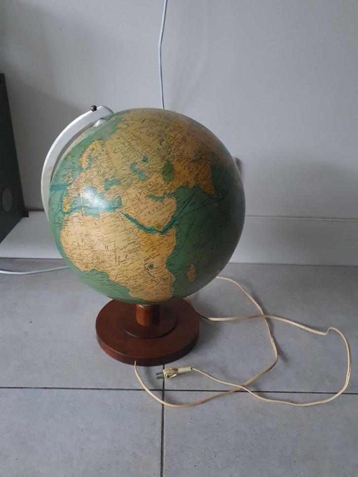 SVH-staatkundige Wereldbol met verlichting - hoogte 47 cm, Huis en Inrichting, Woonaccessoires | Wereldbollen, Gebruikt, Verlicht