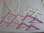 Hele mooie houten kinderkledinghangertjes paars/roze/wit, Ophalen of Verzenden, Zo goed als nieuw