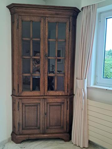 Eikenhouten hoekkastje met vitrine beschikbaar voor biedingen