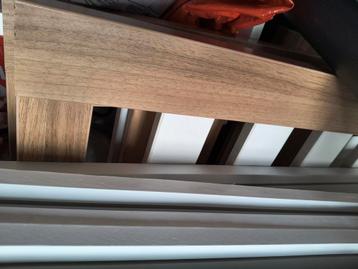 Hout/wit ledikant beschikbaar voor biedingen