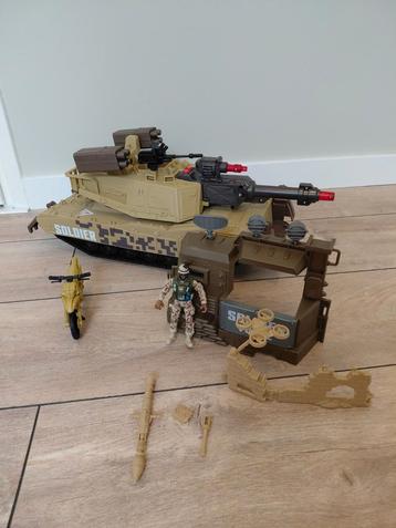 Leger Speelset met Tank, Motor en Figuur beschikbaar voor biedingen